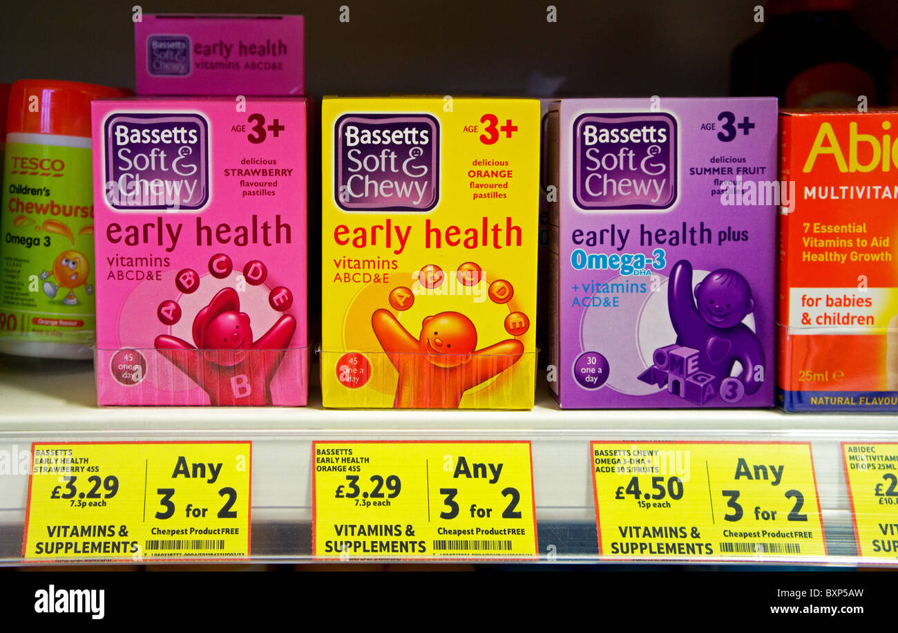 Cajas de pastillas de vitaminas para niños en un supermercado Foto de stock