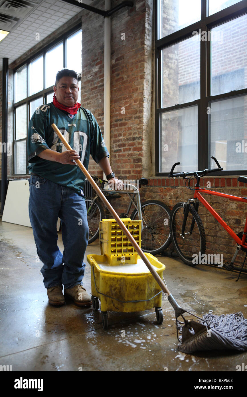 Un limpiador en un edificio, en la Ciudad de Nueva York, EE.UU. Foto de stock