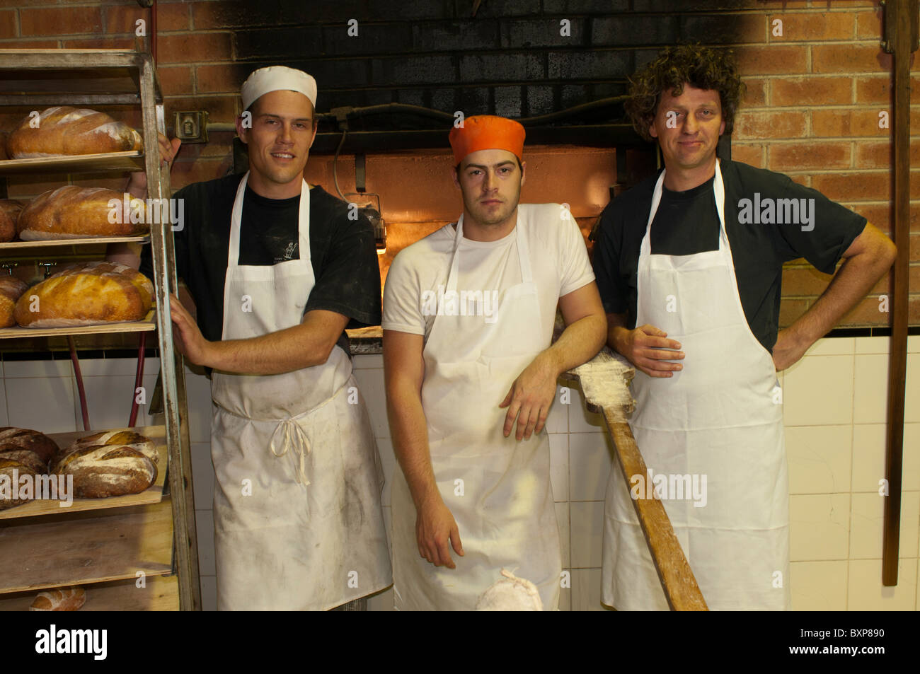 Sourdough artesanos panaderos en frente de su Allan Scott diseñado woodfired microondas Foto de stock