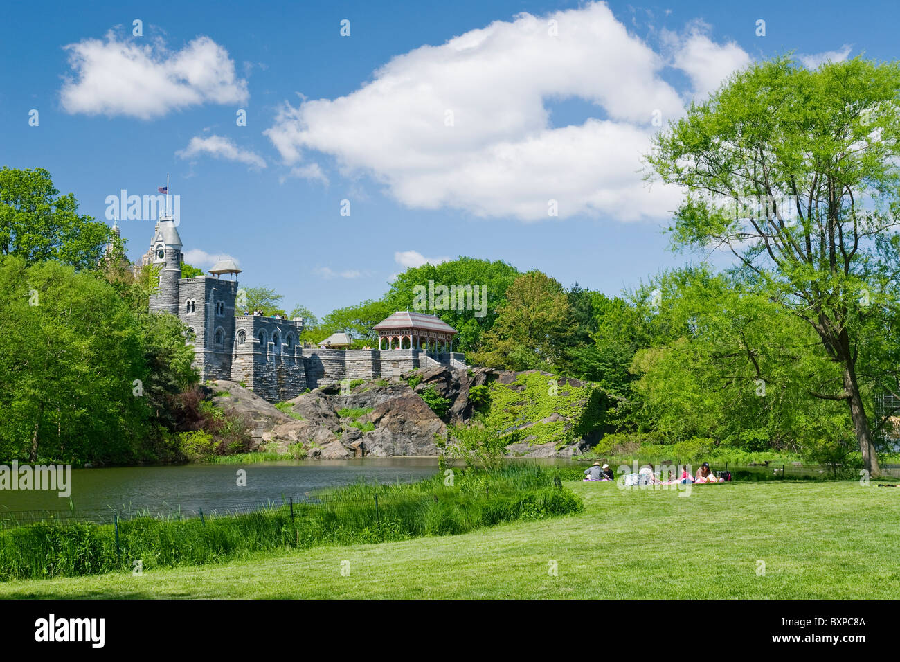 El Castillo de Belvedere y su estanque de tortugas, Central Park, la ciudad de Nueva York. Foto de stock