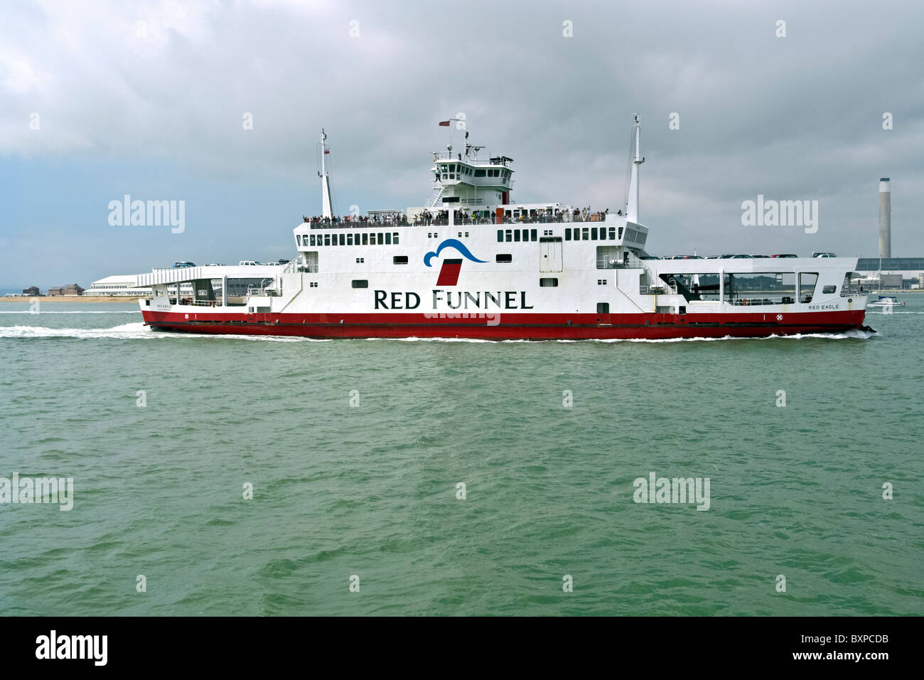 Red Funnel Águila Roja ferry en el Solent off Southampton en Inglaterra Foto de stock