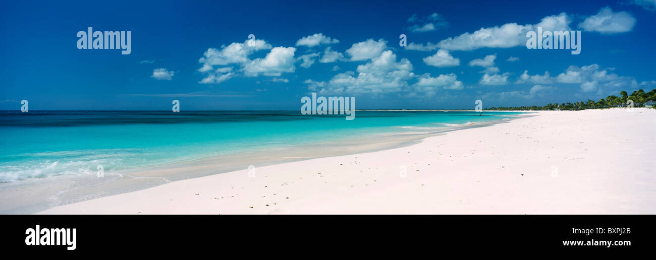 Vacía playa tropical de arena blanca Foto de stock