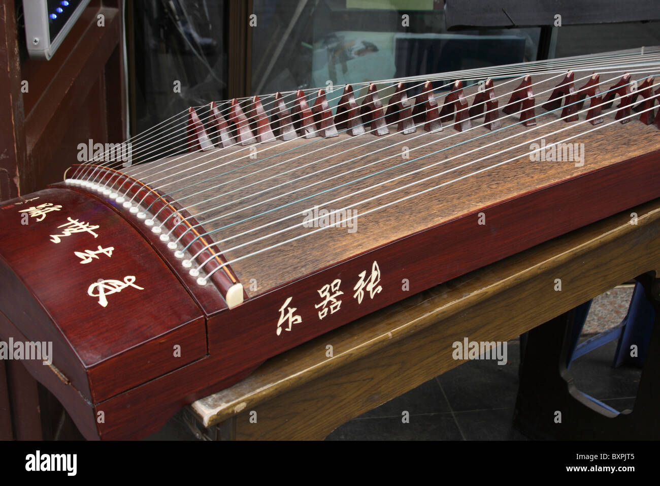 Guzheng Chino, instrumento musical Fotografía de stock Alamy