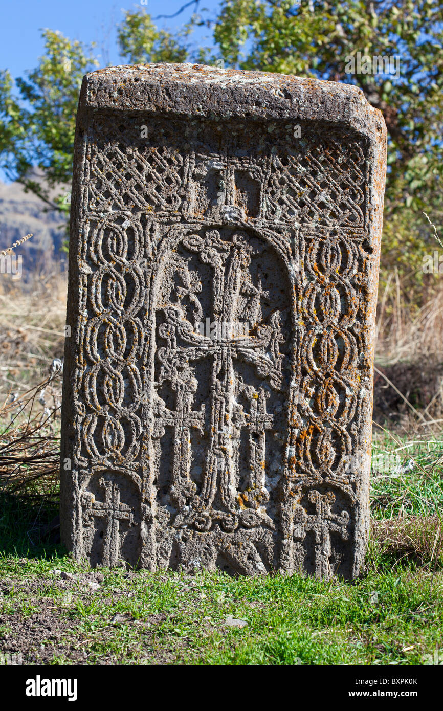 Cruz de piedra (khachkar) en el territorio de la reserva Khosrov, Armenia (siglo XI). Foto de stock