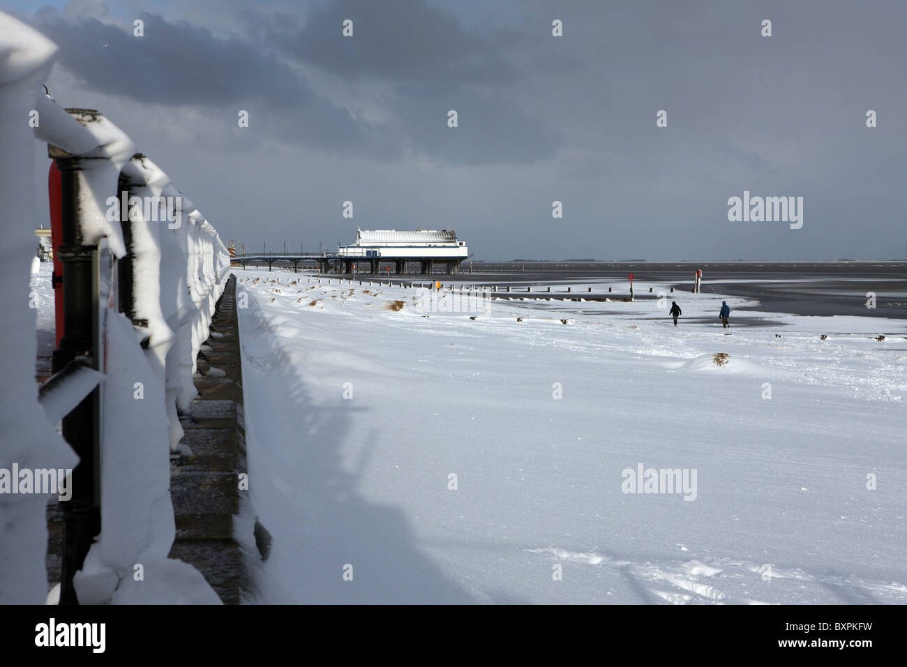 En Cleethorpes frente al mar en la nieve. Foto de stock