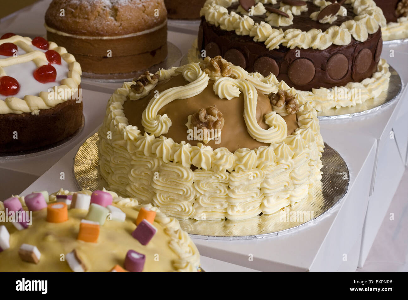 Una selección de pasteles decorados de calado en el mercado Foto de stock