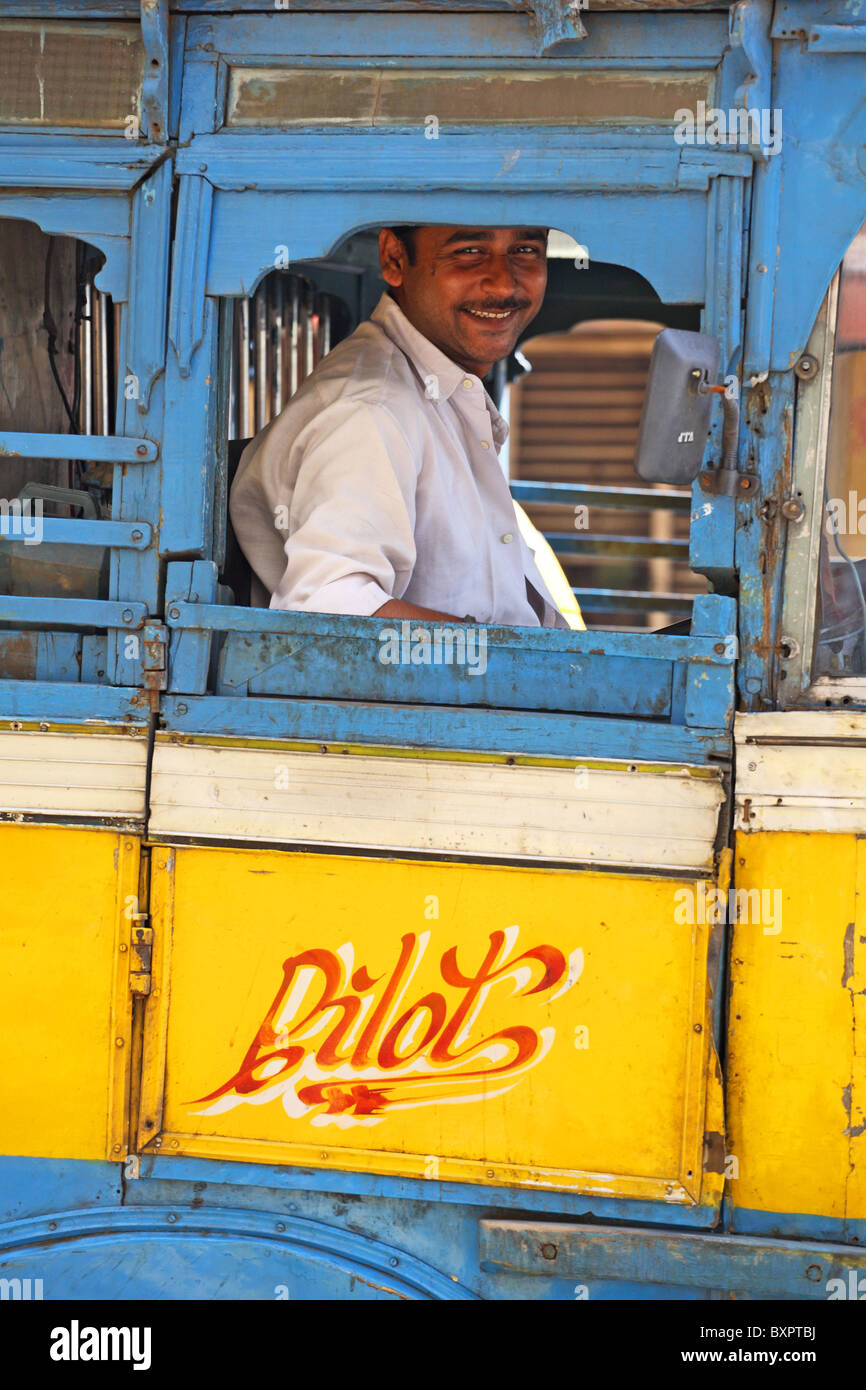 Conductor de autobús indio, Calcuta, India Foto de stock