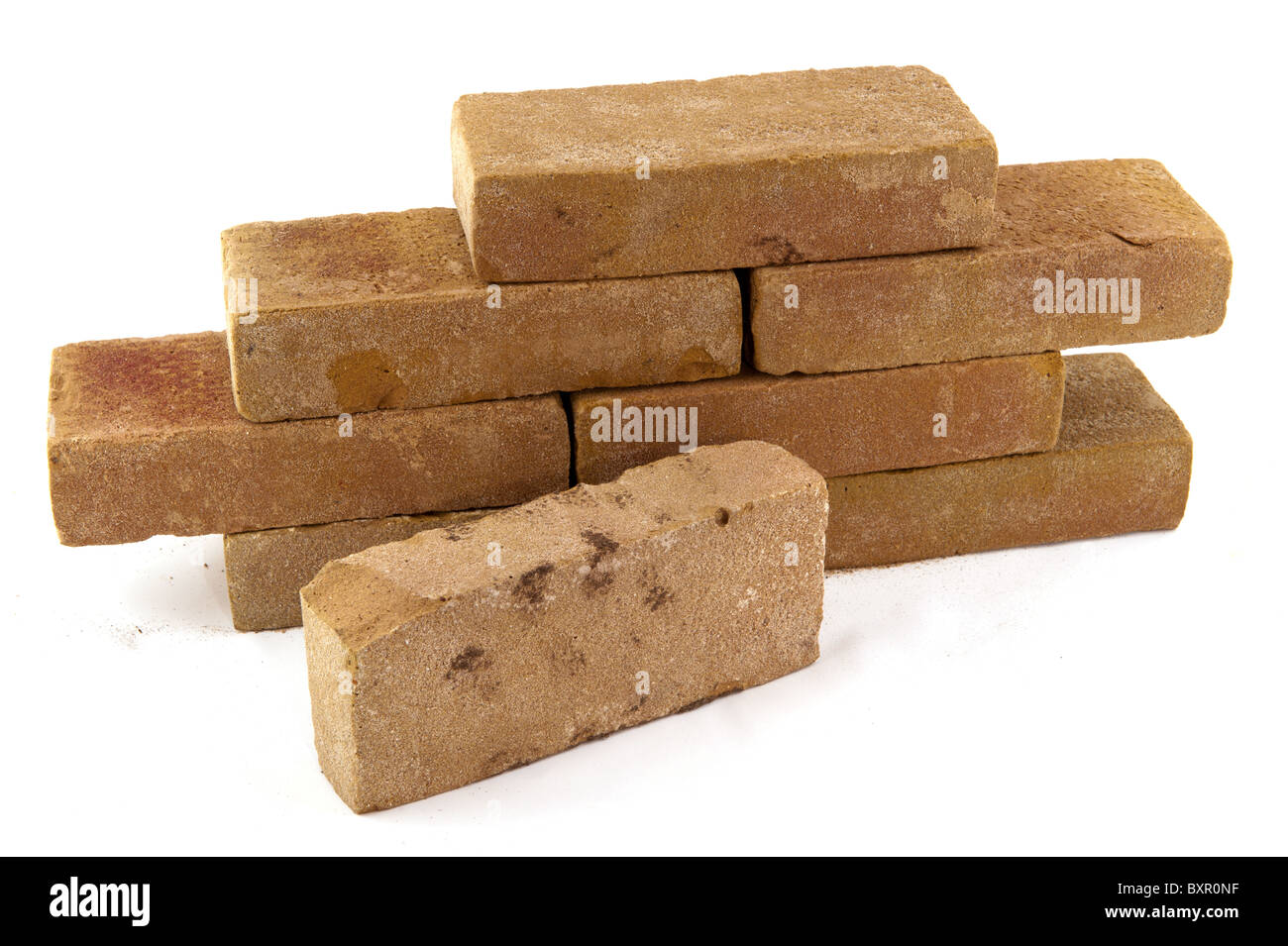 Ladrillos para construir un muro aislado sobre blanco Foto de stock