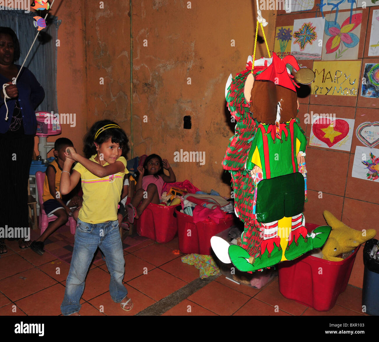 Rompiendo piñata en navidad fotografías e imágenes de alta resolución -  Alamy