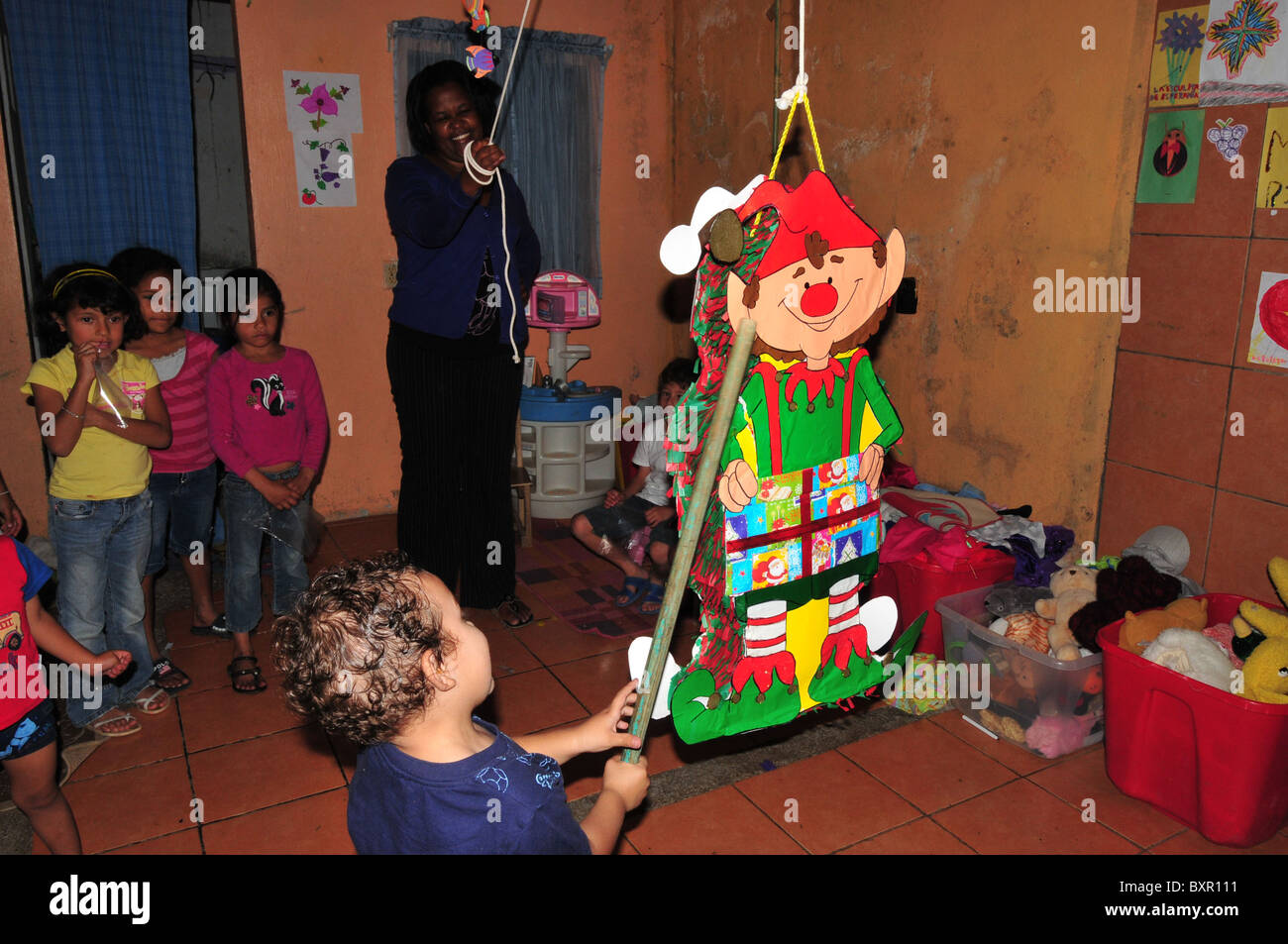 Príncipe Proceso Fraude Niño rompiendo pinata , celebraciones de Navidad San José Costa Rica  Fotografía de stock - Alamy