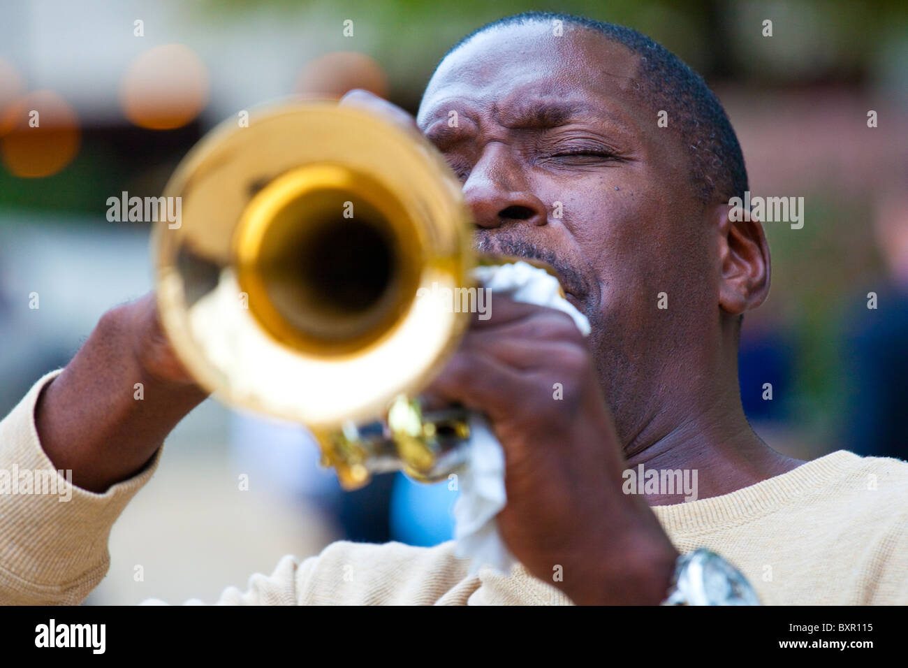 Calle músico tocando una trompeta en Washington D.C. Foto de stock