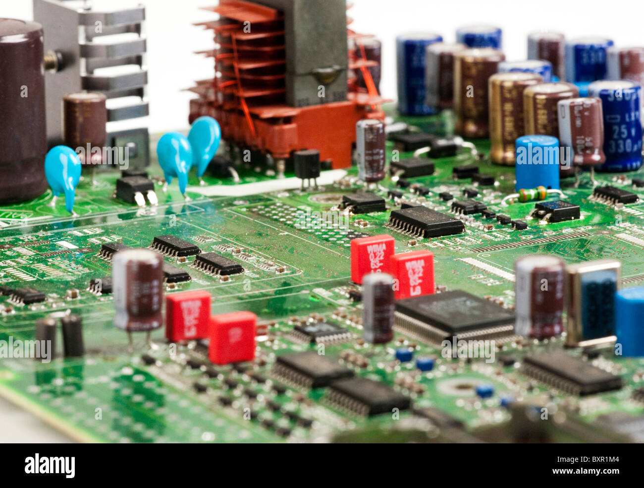Placa de circuito impreso que muestra distintos componentes electrónicos Foto de stock