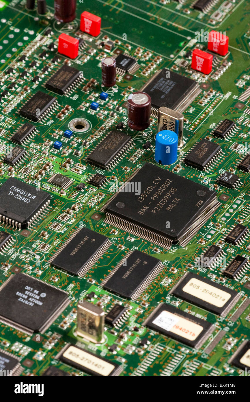Placa de circuito impreso que muestra distintos componentes electrónicos Foto de stock