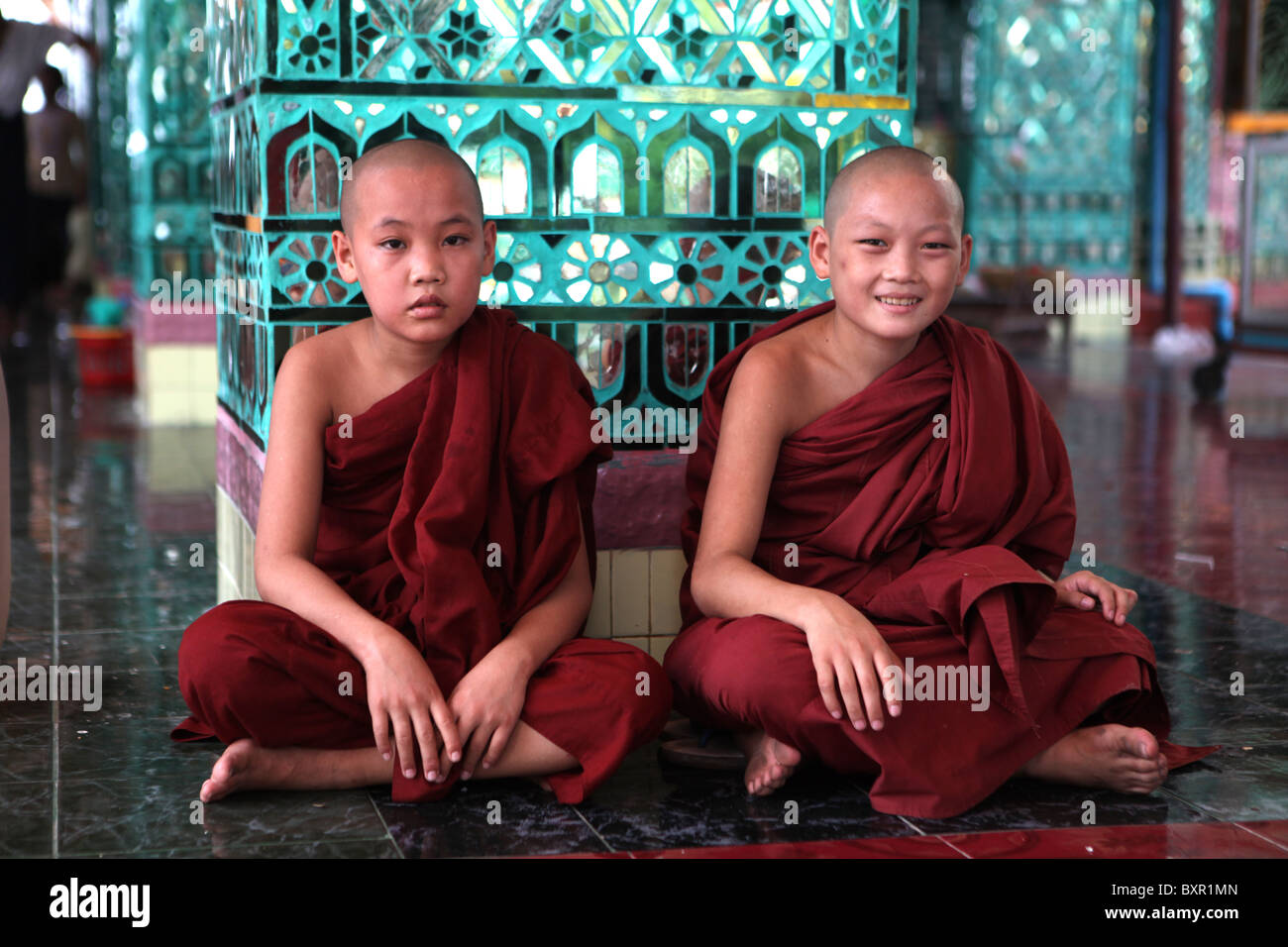 Los monjes novicios en su Pagoda Pyi Taung en Mandalay Hill en Mandalay, Myanmar (Birmania). Foto de stock