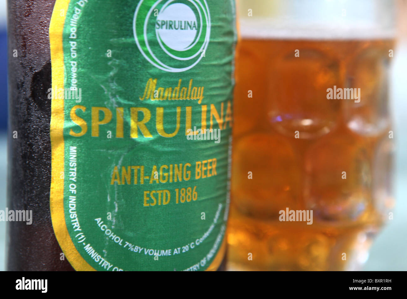 Mandalay Spirulina Anti Envejecimiento de la cerveza vendida en todo Myanmar o Birmania, que contiene espirulina, un alga da salud. Foto de stock