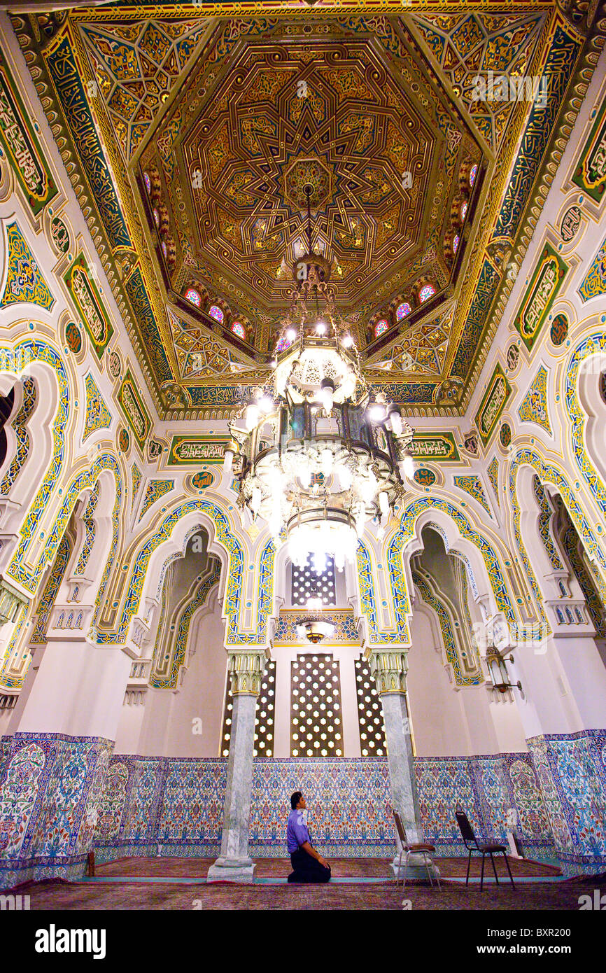 Orando en el interior de la mezquita del Centro Islámico de Washington, Washington, D.C. Foto de stock
