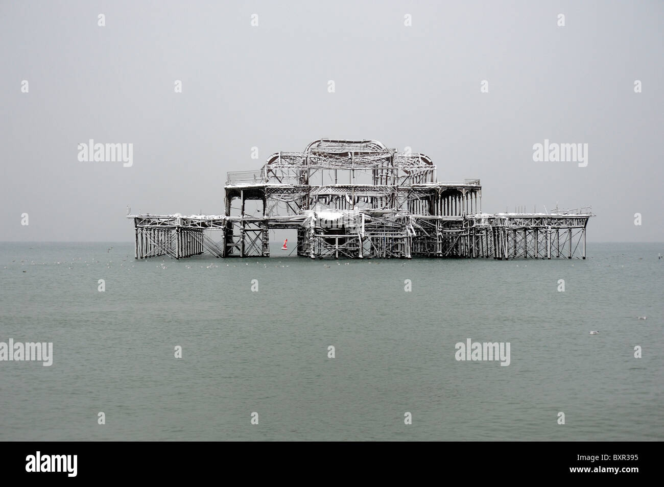 Las ruinas de Brighton West Pier cubierto de nieve Foto de stock