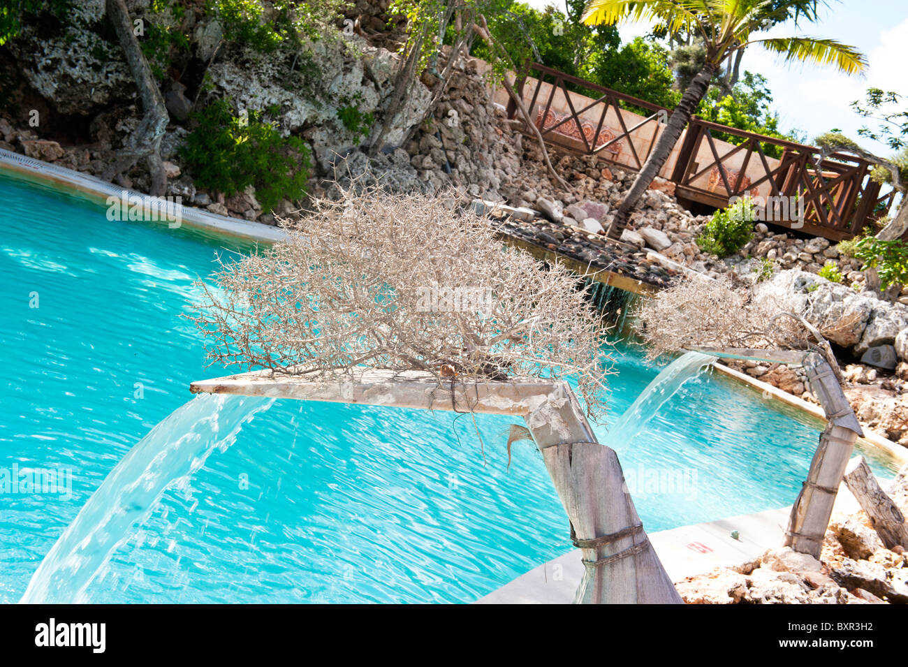 Fuentes de agua en una piscina de spa en un hotel de lujo en Cuba Foto de stock