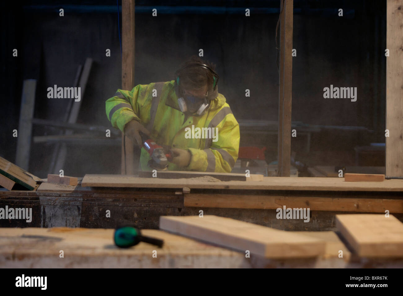 Un hombre en una chaqueta de alta frente al trabajo Woodstore en Brighton, East Sussex, Reino Unido. Foto de stock