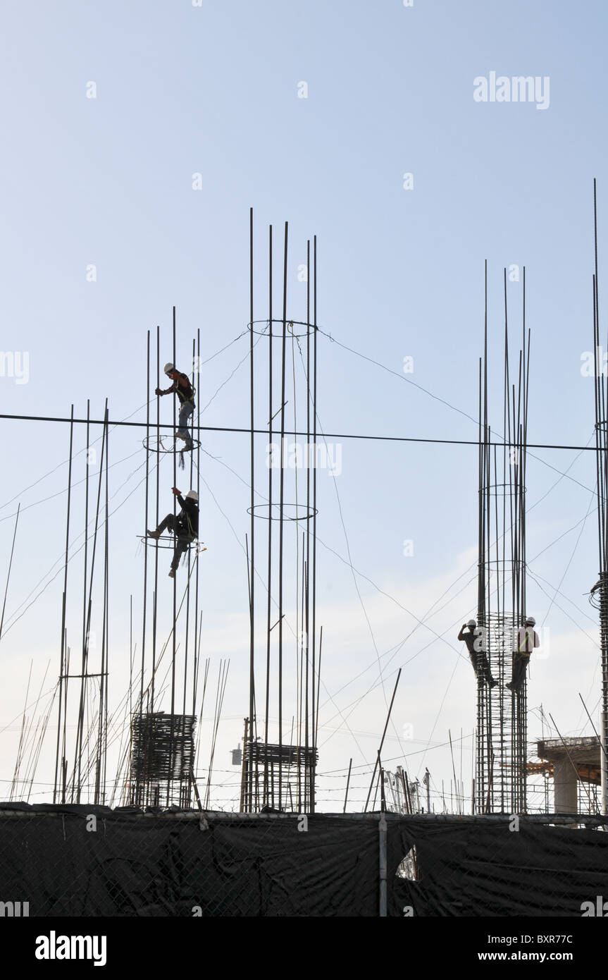 Los trabajadores agregando rebar para columna de soporte en el sitio de construcción, Puerto Peñasco, Sonora, México Foto de stock