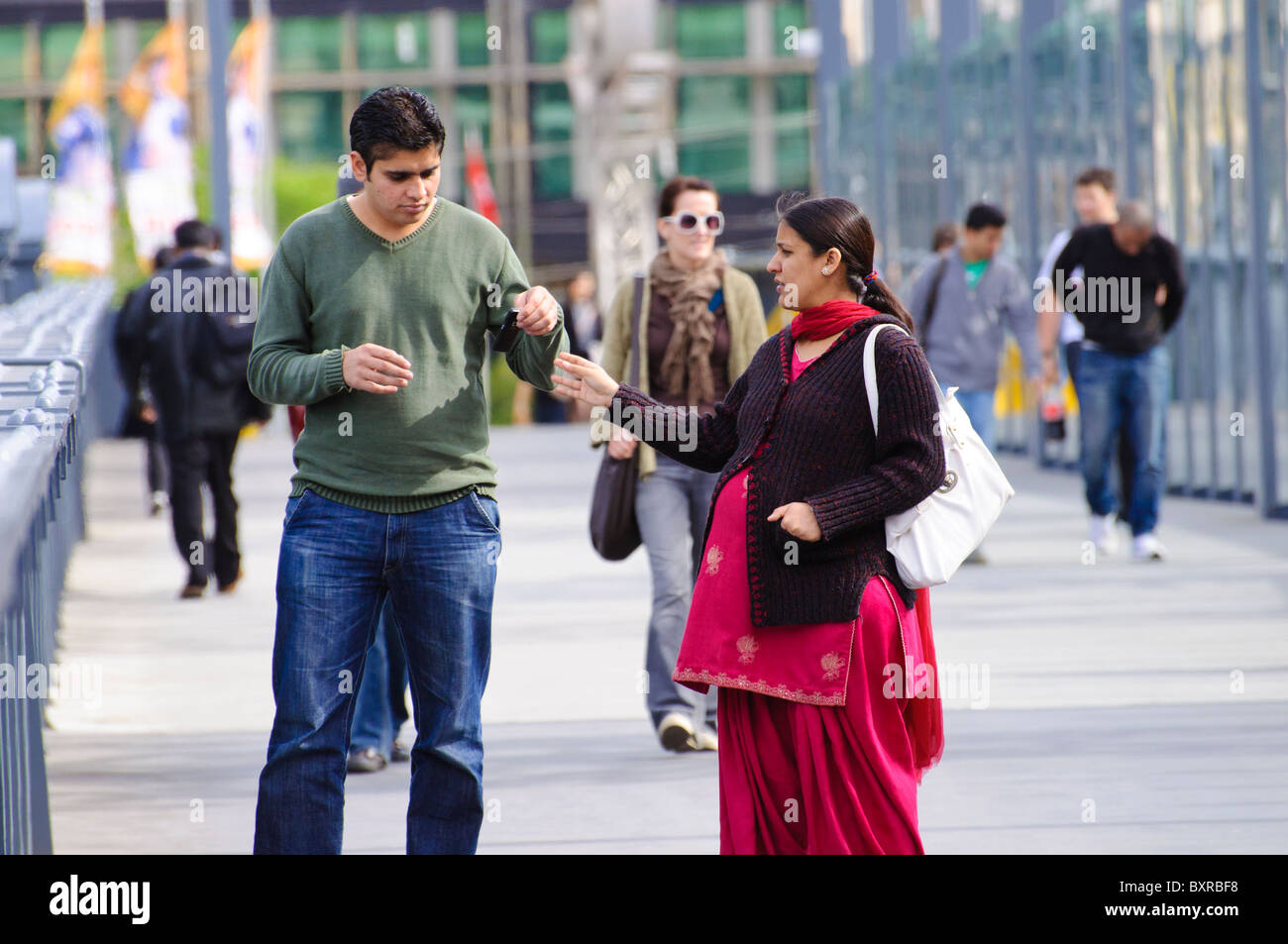 Minoría Étnica india en Australia: los migrantes o pareja de estudiante extranjero. Las mujeres, vestidas con el traje tradicional, está embarazada. Foto de stock
