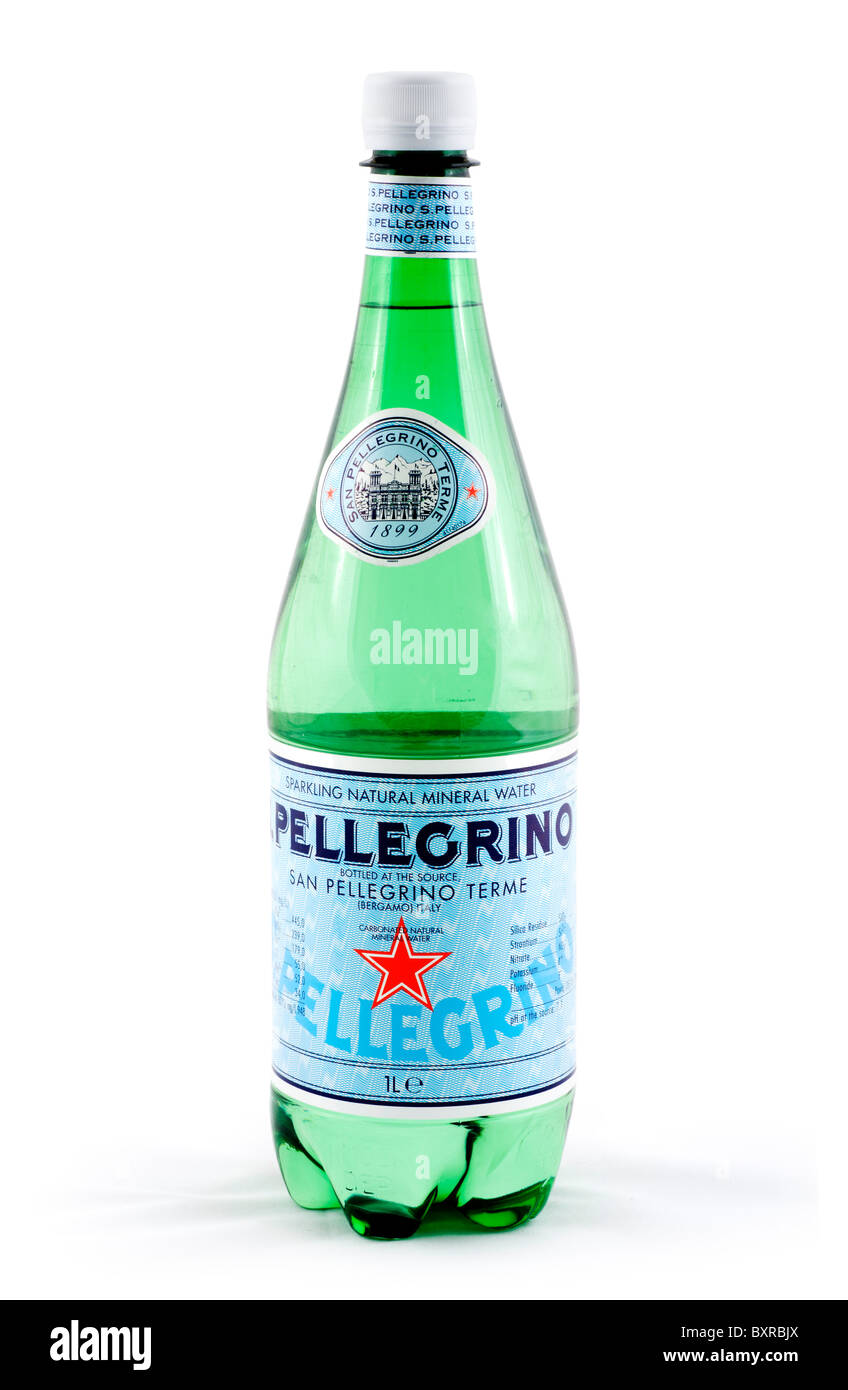 Botella de agua mineral con gas Pellegrino, REINO UNIDO Foto de stock