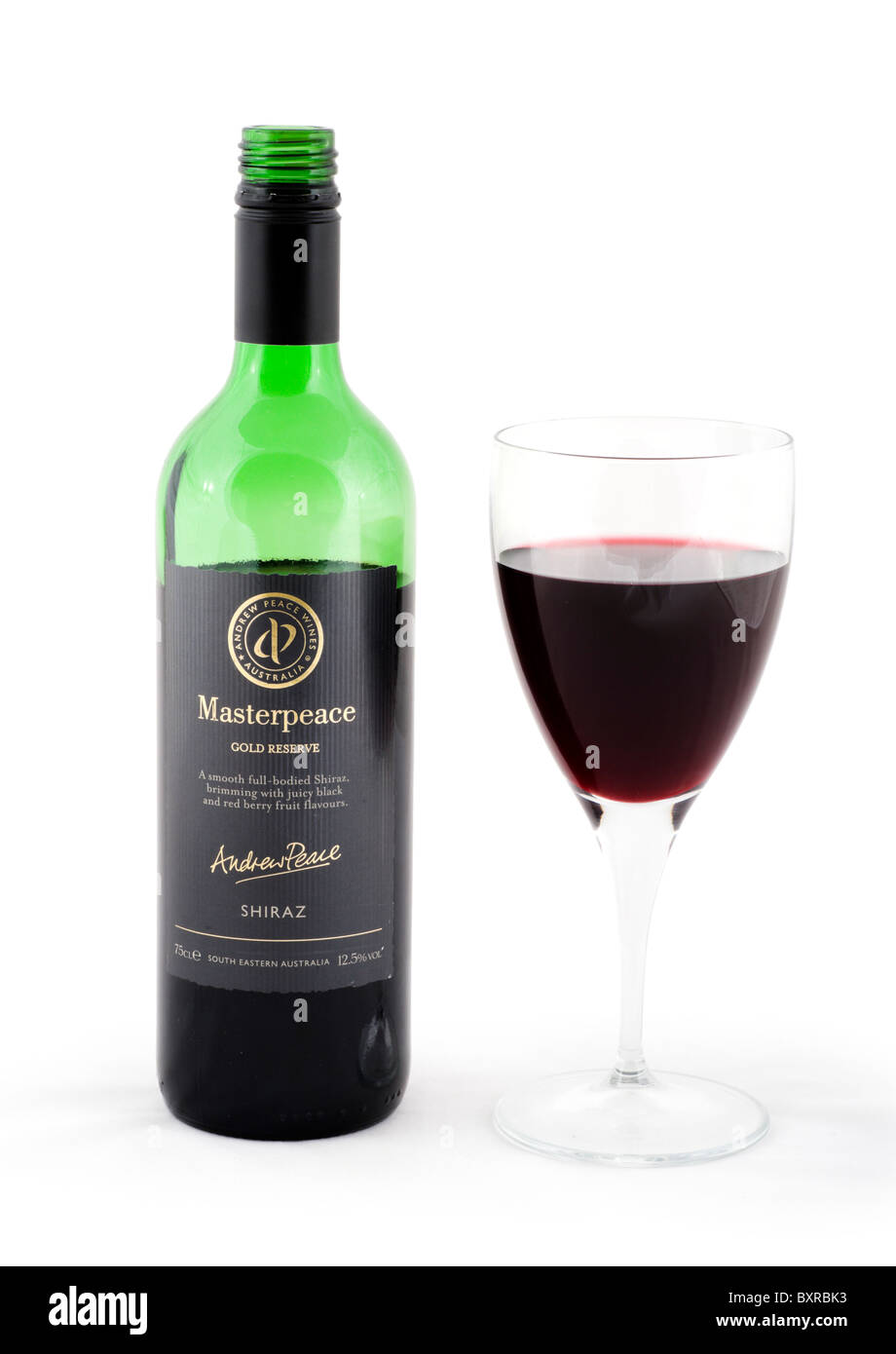 Botella y copa de vino tinto Shiraz de Australia, Reino Unido Foto de stock