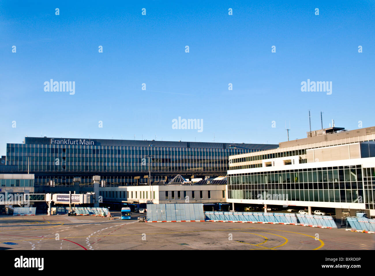 FRANKFORT, Alemania: Frankfurt am Main aeropuerto internacional con las barreras de seguridad. Foto de stock