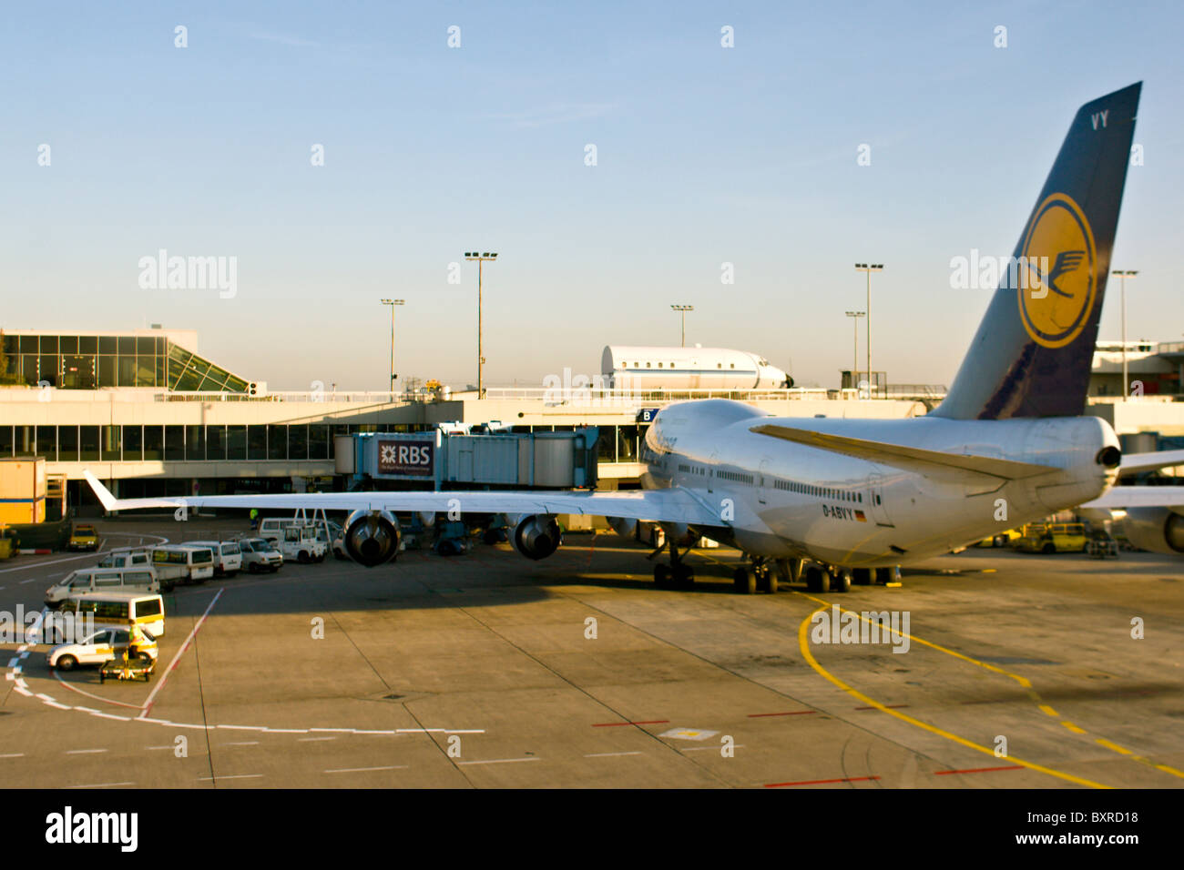 FRANKFORT, Alemania: Lufthansa 747 Avión en la puerta de embarque en el aeropuerto internacional de Francfort o Frankfurt am Main. Foto de stock