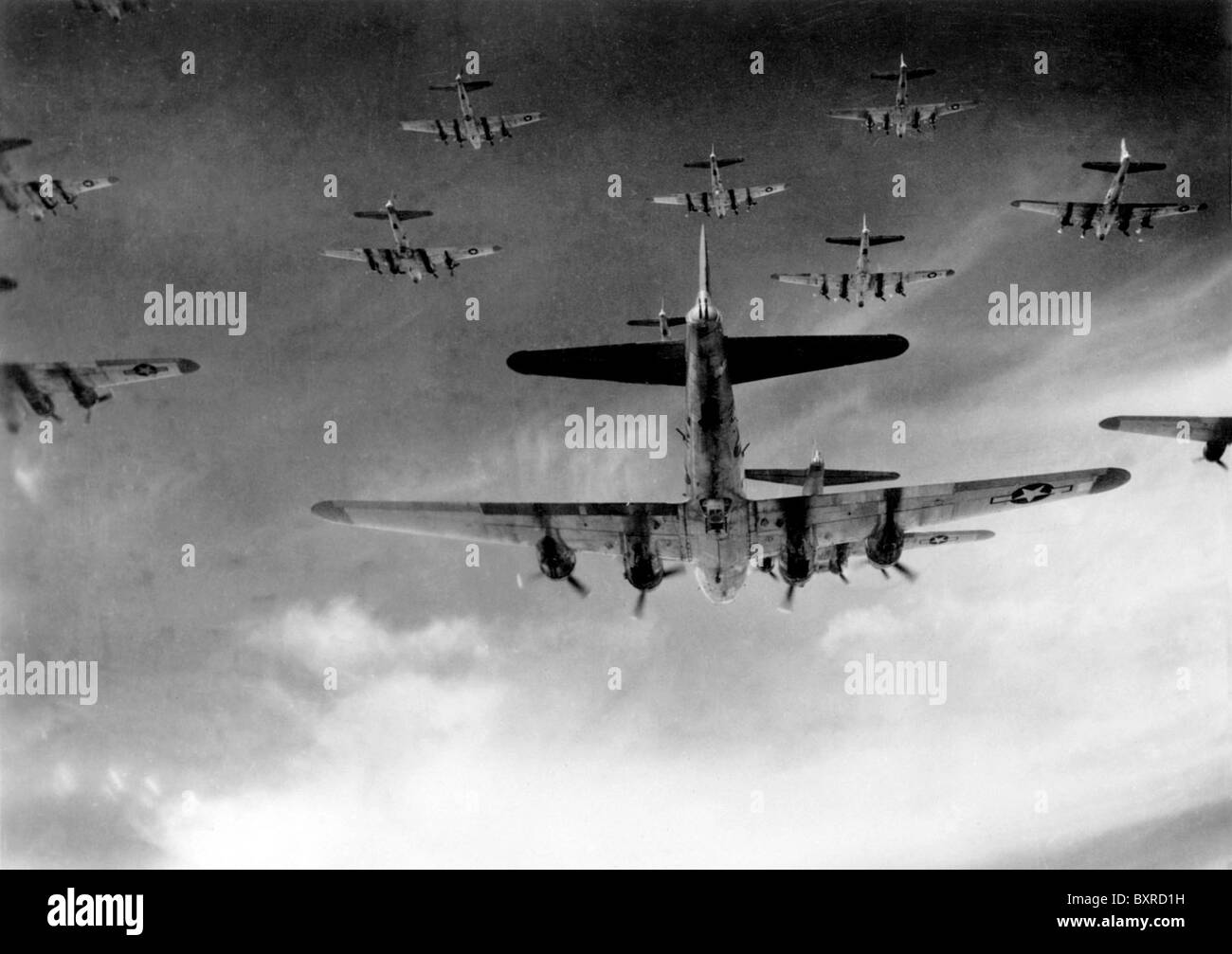 Bombarderos B-17 Flying Fortress durante una misión de bombardeo de la II Guerra Mundial. Foto de stock