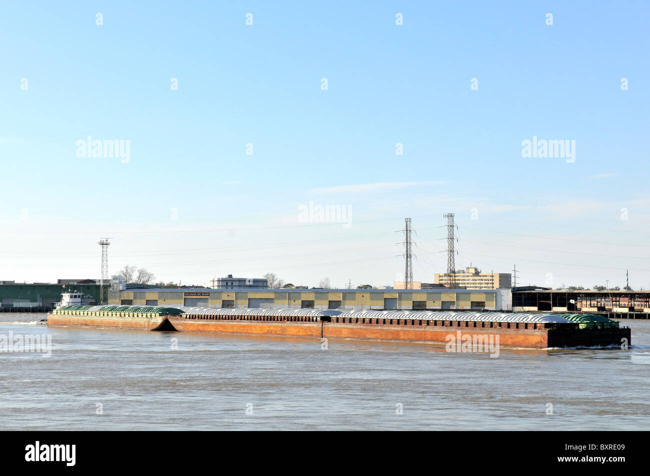 Remolcador de empuje de barcazas de grano, el Río Mississippi, en Nueva Orleans, Luisiana Foto de stock