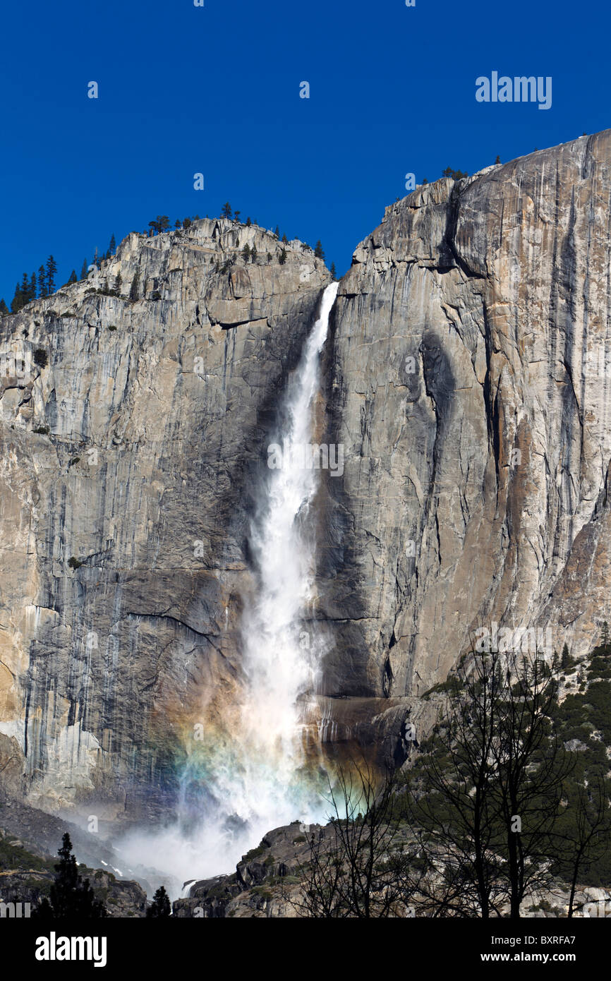 Cataratas de Yosemite con arco iris, el Parque Nacional Yosemite, California, Estados Unidos de América Foto de stock