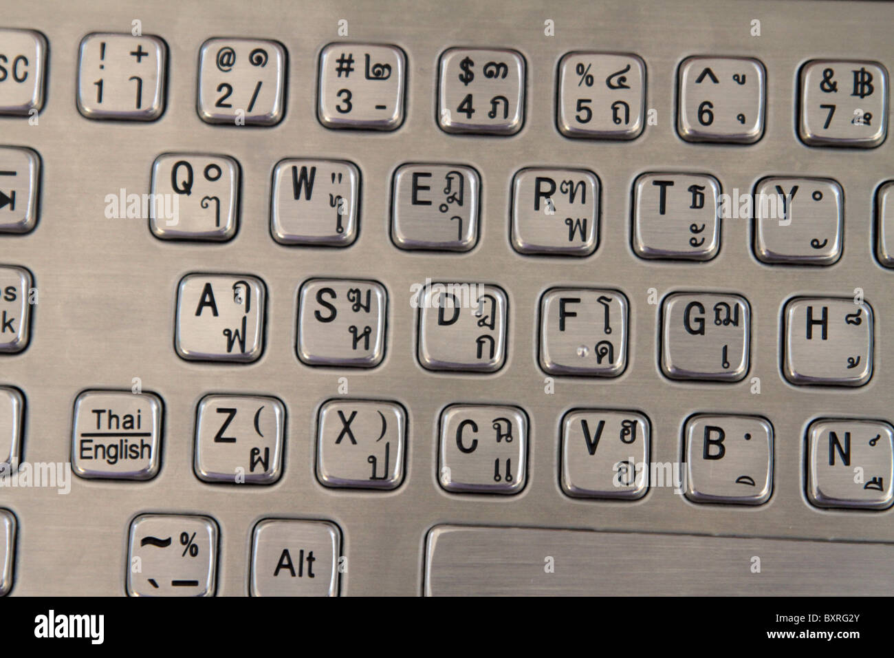 Ordenador con teclado qwerty tailandés Thai y escribir caracteres en Bangkok, Tailandia Foto de stock