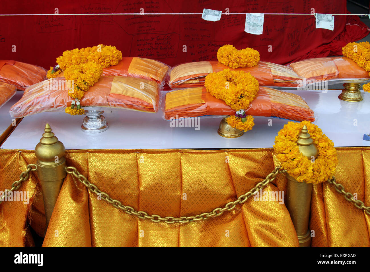 Las ofrendas a los monjes en el templo Wat Saket y el Monte Dorado en
