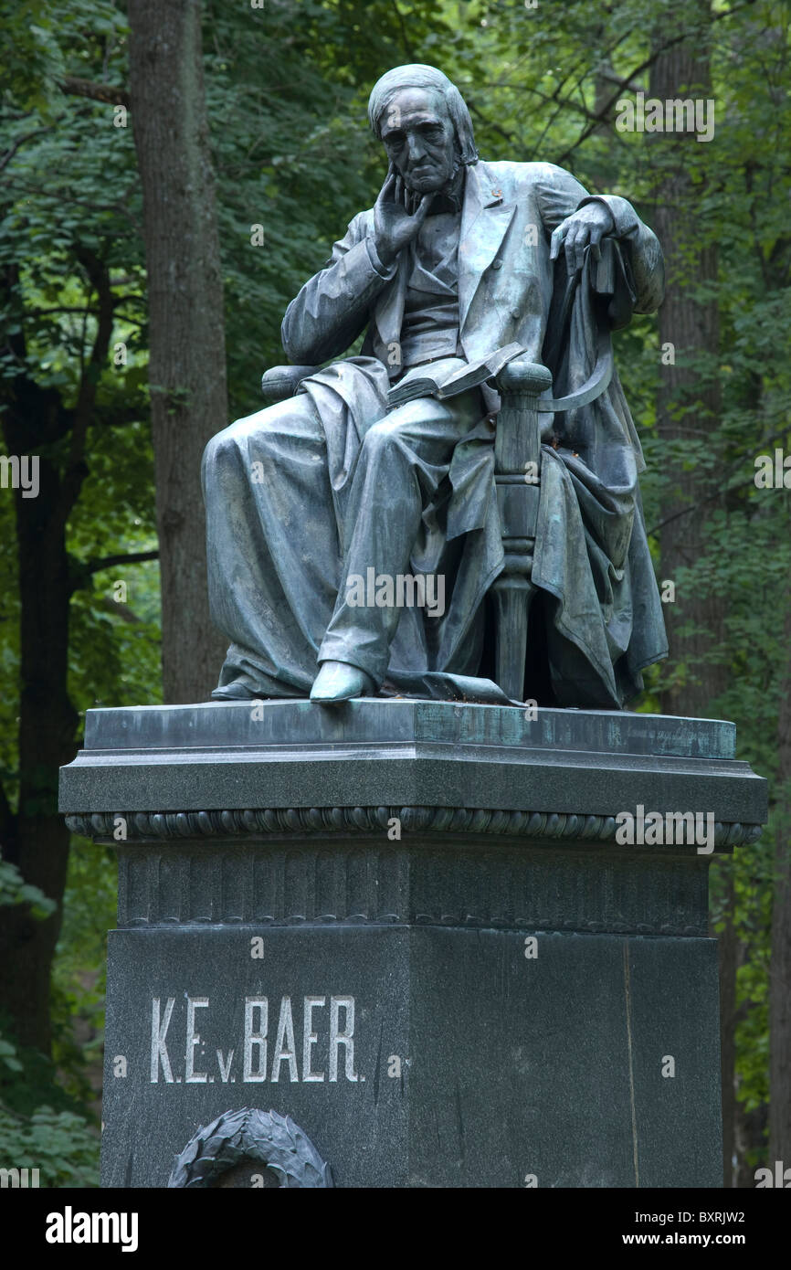 Estonia, Tartu, Toomemagi (Toome Hill), la estatua de Karl Ernst von Baer, científico del siglo XIX, close-up Foto de stock
