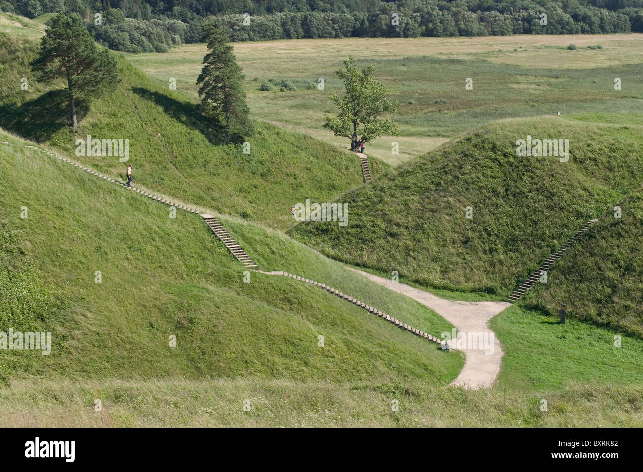 Lituania, Kernave, pasos y sendero entre antiguas colinas Foto de stock