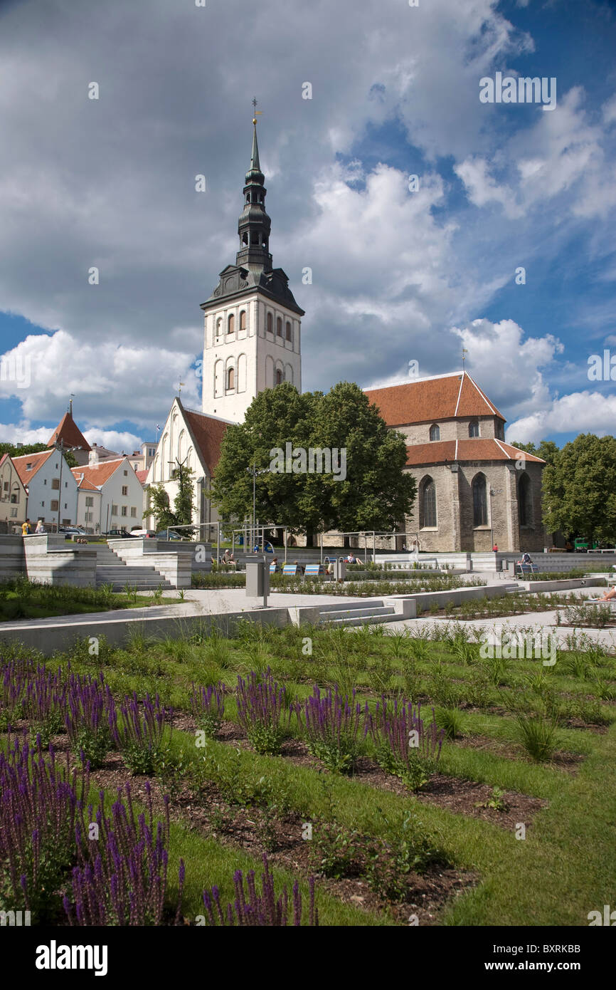 Estonia, Tallinn, Niguliste Church (Iglesia de San Nicolás), vista de la iglesia en el casco antiguo Foto de stock