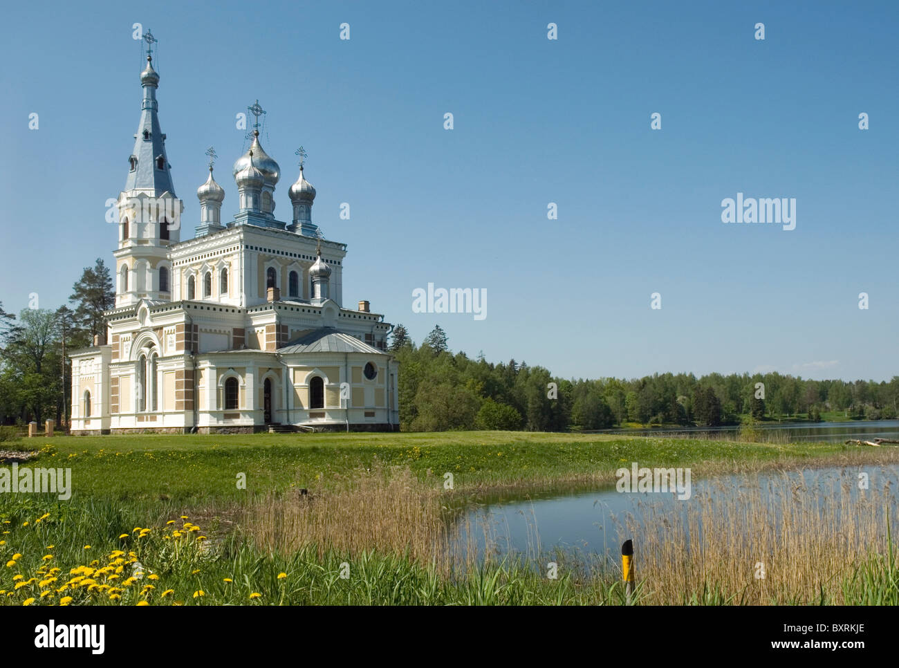Letonia, Vecstameriena, Stameriena, St Alexandr Nevski, vista de la Iglesia Ortodoxa Iglesia lakeside Foto de stock
