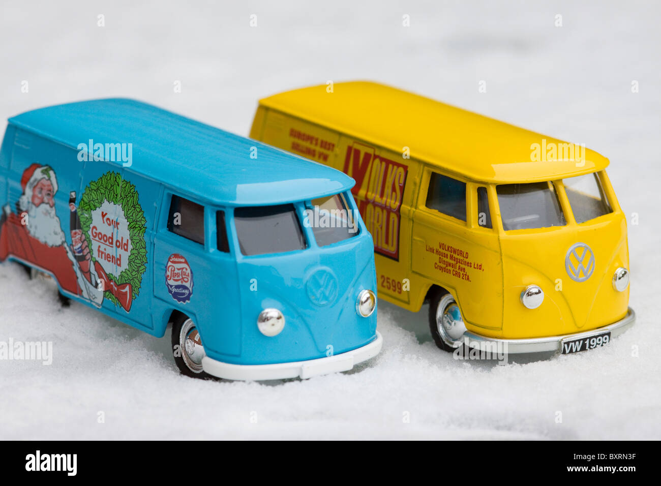 Juguetes coleccionables para niños modelos de Volkswagen camionetas panel  de pantalla dividida sobre la nieve Fotografía de stock - Alamy