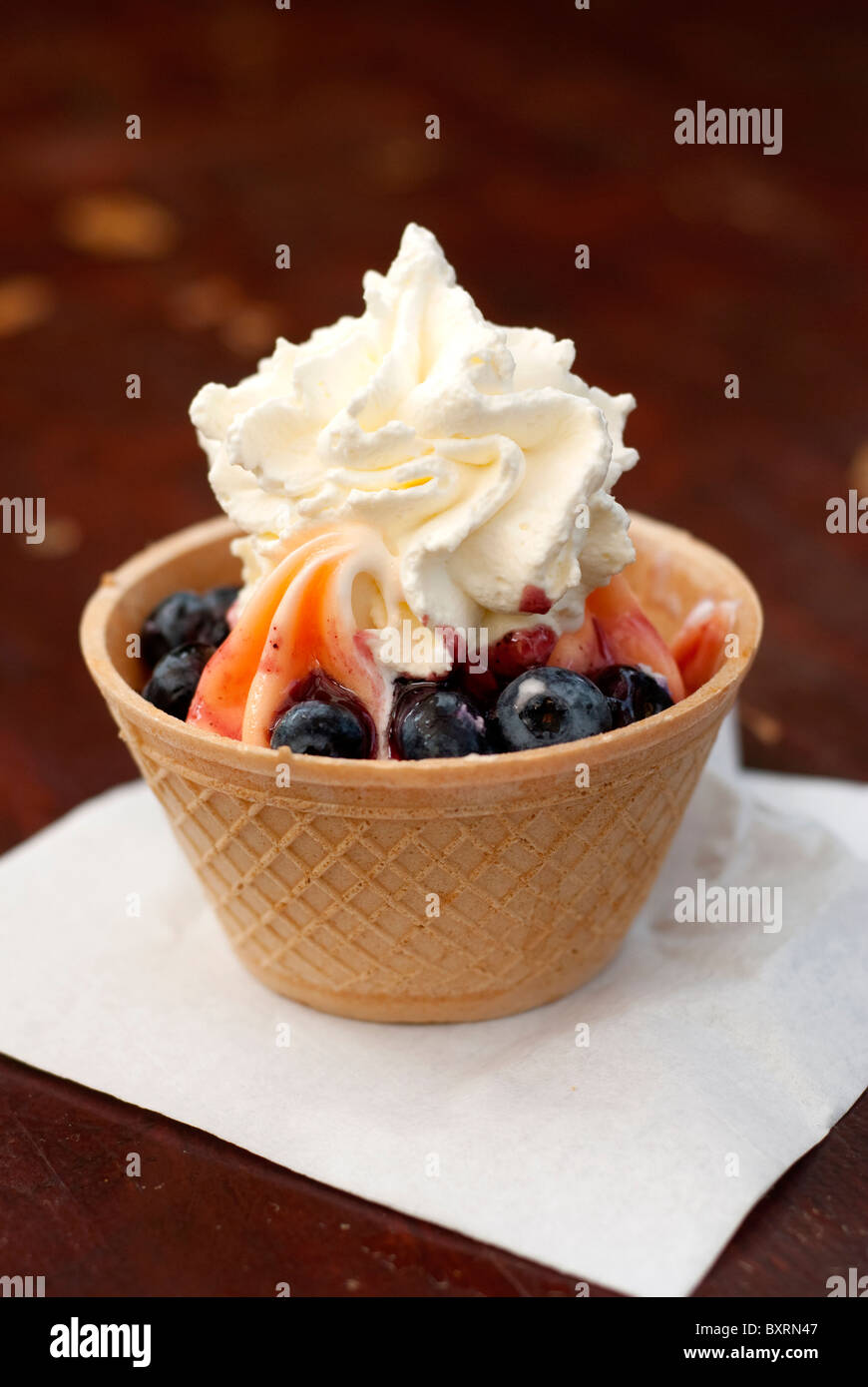 Con Berry helado y crema batida Foto de stock