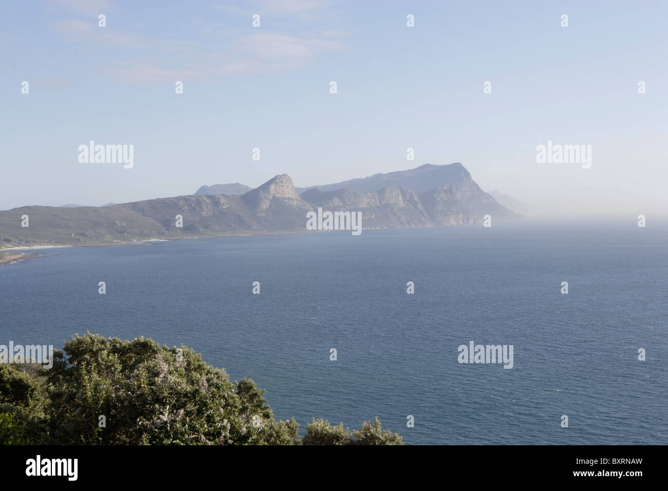 Sudáfrica, Ciudad del Cabo, Cabo de Buena Esperanza, en vista de la False Bay desde el antiguo faro Foto de stock