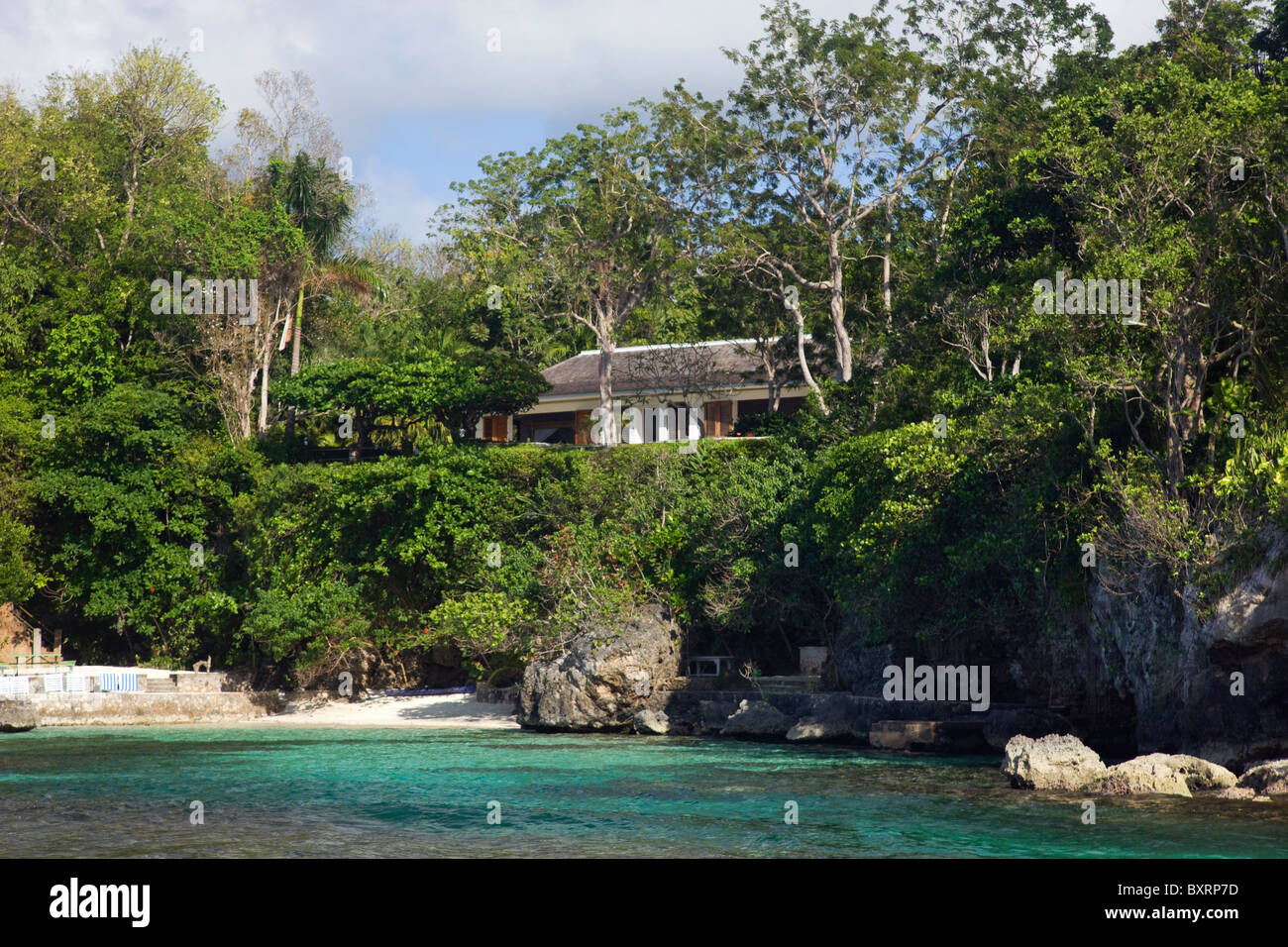 Jamaica, Oracabessa, Goldeneye, Vista del edificio junto al mar Foto de stock