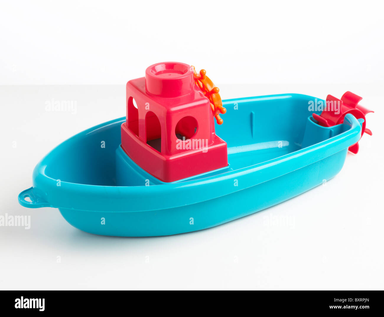 Barco de juguete azul de plástico Fotografía de stock - Alamy