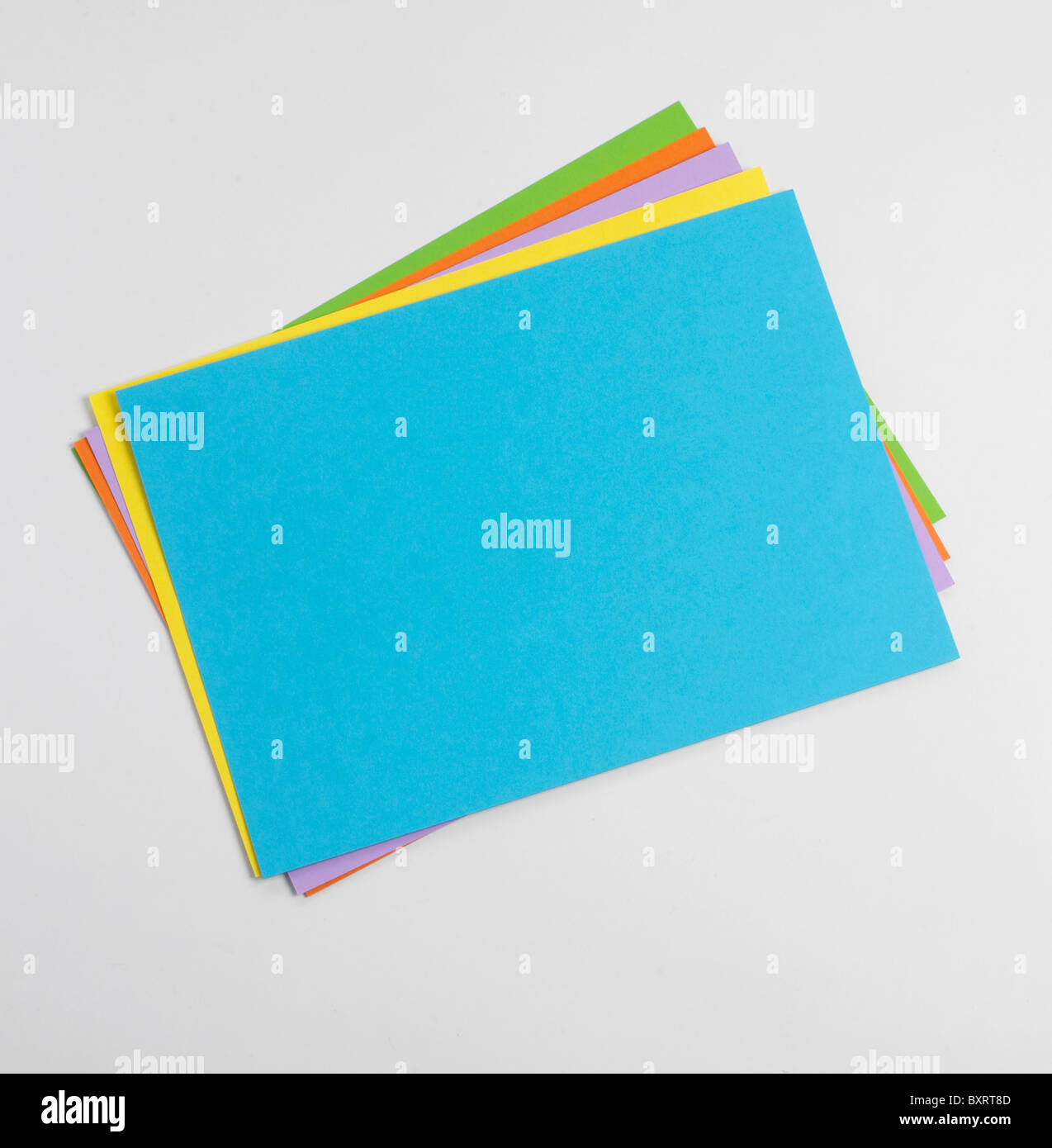 Hojas de papel de colores brillantes Foto de stock