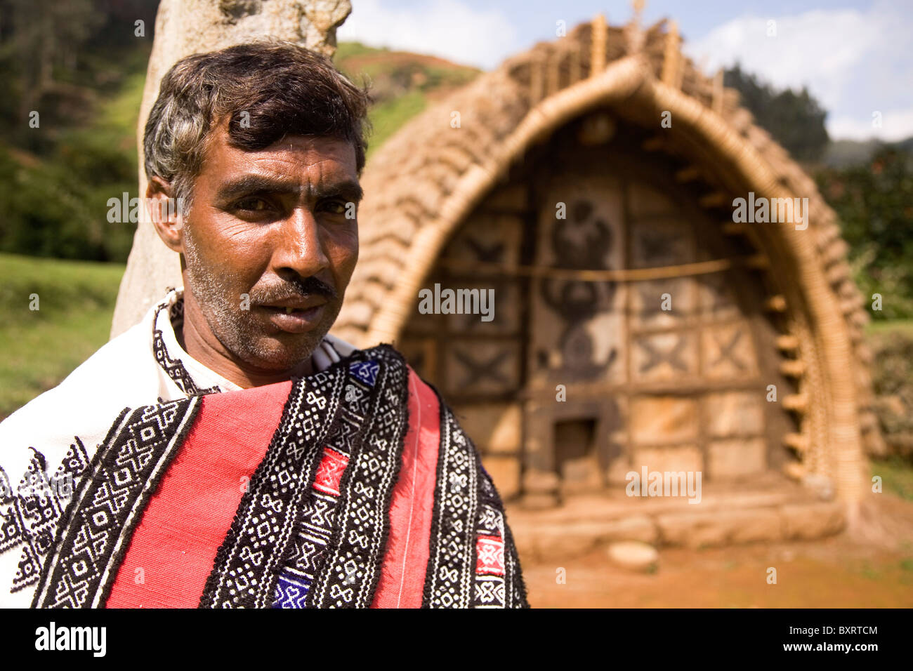 Un hombre de la tribu Toda está en frente del templo dentro del Jardín Botánico Ooty Mund (aldea), en Tamil Nadu, India. Foto de stock