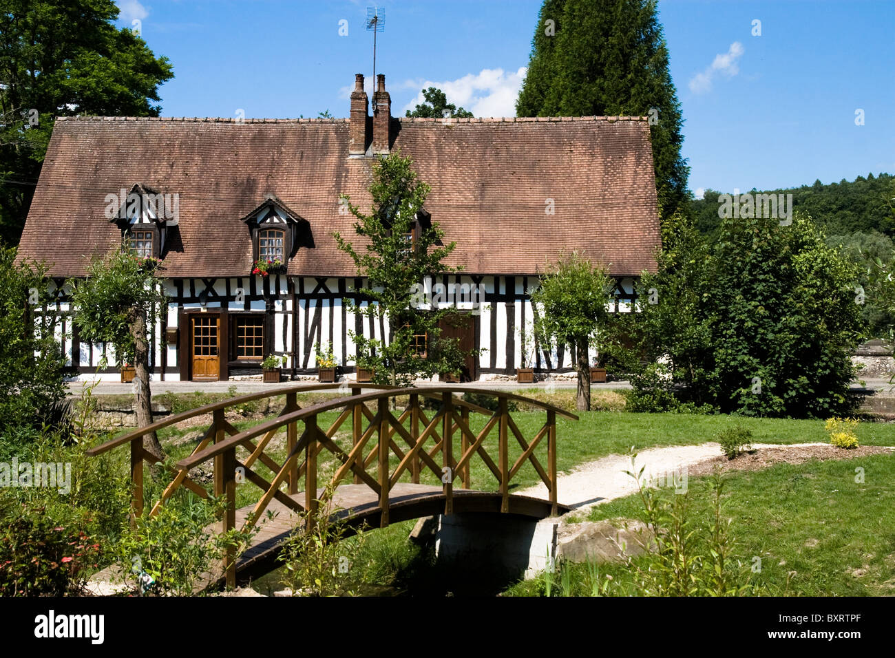 Francia, Normandie, Lyons La Foret, Vista de casa con pasarela Foto de stock