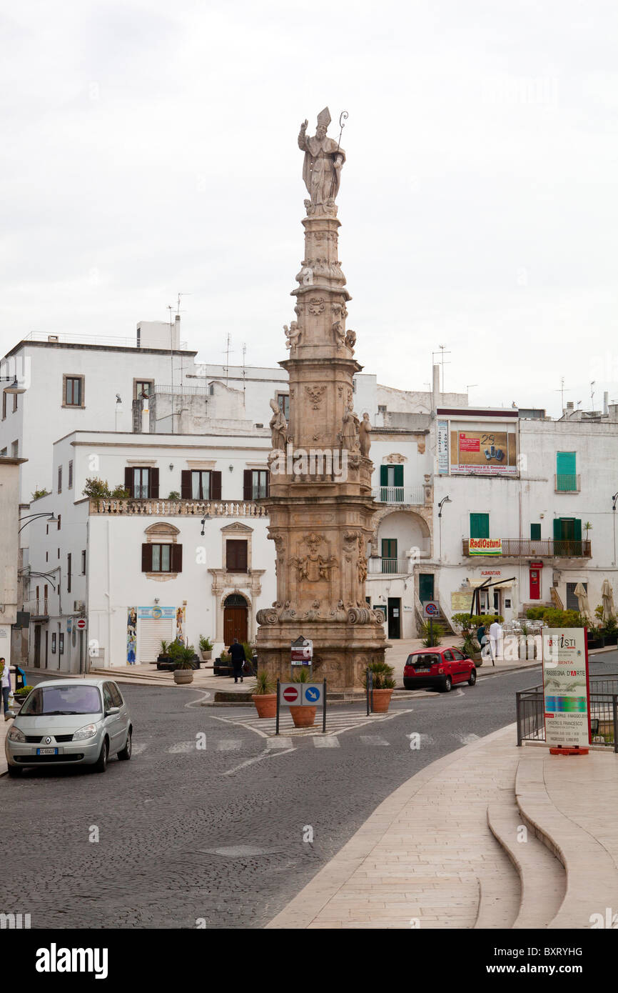 La columna de San Oronzo, Libertà, Ostuni, Puglia, Italia Foto de stock