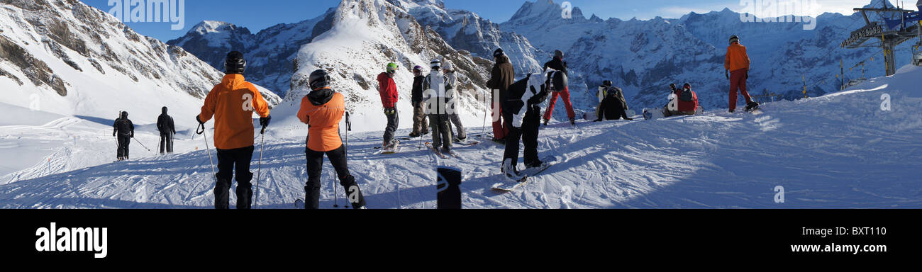 Panorama: esquiadores a Grindelwad-First, Alpes Berneses, Suiza Foto de stock