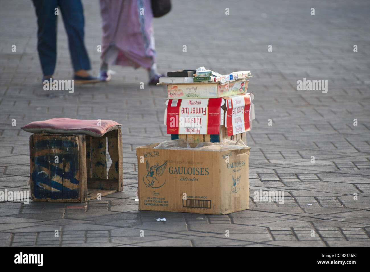 Cigarrera tener un descanso en la plaza Djemaa El Fna, Marrakech. Foto de stock