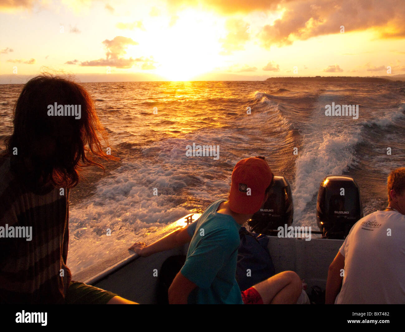 Amanecer, paseo en barco a lo largo de la costa de Na Pali, la orilla norte de Kauai Foto de stock